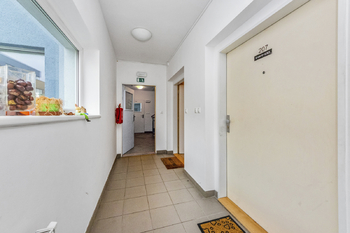 Prodej bytu 1+kk v osobním vlastnictví 43 m², Praha 9 - Hostavice