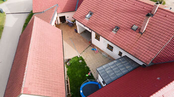 Letecký pohled na uzavřený dvůr - Prodej domu 254 m², Budíškovice