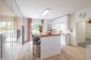Kuchyně. - Prodej domu 247 m², České Velenice