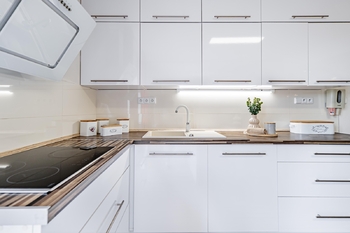 Kuchyně. - Prodej nájemního domu 247 m², České Velenice