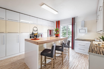 Kuchyně. - Prodej nájemního domu 247 m², České Velenice