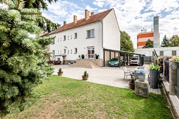 Pohled na dům. - Prodej nájemního domu 247 m², České Velenice 
