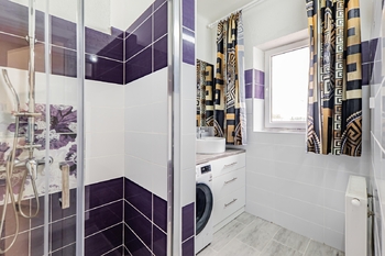 Koupelna v prvním patře. - Prodej nájemního domu 247 m², České Velenice