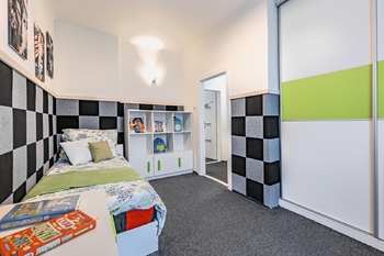 Pokoj v patře. - Prodej nájemního domu 247 m², České Velenice