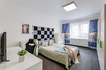 Druhý pokoj v patře. - Prodej nájemního domu 247 m², České Velenice