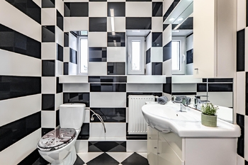 Toaleta ve druhém patře. - Prodej nájemního domu 247 m², České Velenice
