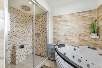 Koupelna ve druhém patře. - Prodej nájemního domu 247 m², České Velenice