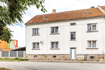 Pohled na dům z ulice. - Prodej nájemního domu 247 m², České Velenice