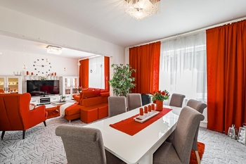 Jídelní kout + pohled do obývacího pokoje. - Prodej nájemního domu 247 m², České Velenice
