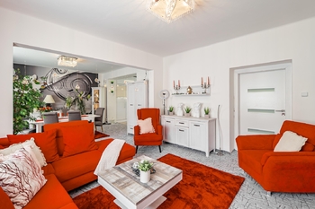 Obývací pokoj. - Prodej nájemního domu 247 m², České Velenice
