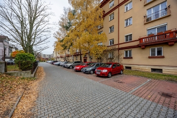 Možnost parkování před domem - Prodej bytu 2+1 v osobním vlastnictví 73 m², Plzeň