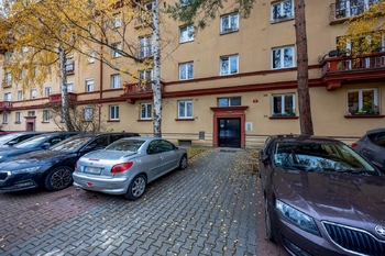 Vchod do domu - Prodej bytu 2+1 v osobním vlastnictví 73 m², Plzeň