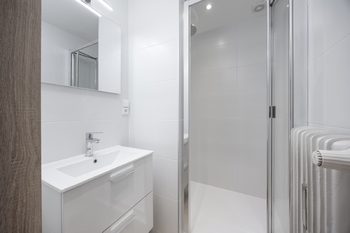 Koupelna s velkým sprchovým koutem - Prodej bytu 2+1 v osobním vlastnictví 73 m², Plzeň