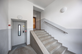 Vstup do domu s výtahem - Prodej bytu 2+1 v osobním vlastnictví 73 m², Plzeň