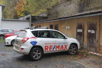 Kůlna na dřevo ve dvoře - Prodej bytu 2+1 v osobním vlastnictví 82 m², Mariánské Lázně