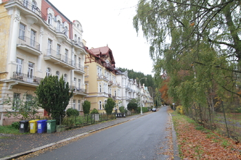 Pohled na ulici před domem - Prodej bytu 2+1 v osobním vlastnictví 82 m², Mariánské Lázně