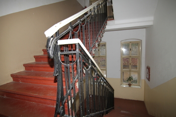 Schodiště domu - Prodej bytu 2+1 v osobním vlastnictví 82 m², Mariánské Lázně