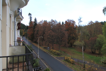 Výhled z balkonu - Prodej bytu 2+1 v osobním vlastnictví 82 m², Mariánské Lázně