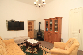 Obývací pokoj s kamny - Prodej bytu 2+1 v osobním vlastnictví 82 m², Mariánské Lázně