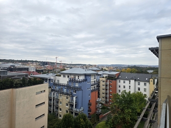 pohled z balkónu - Prodej bytu 1+1 v osobním vlastnictví 55 m², Praha 9 - Vysočany