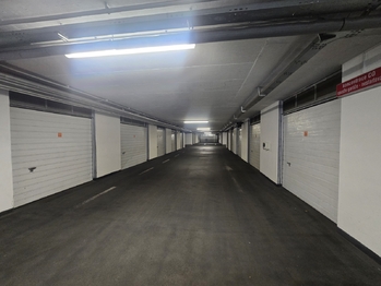 garážová stání - Prodej bytu 1+1 v osobním vlastnictví 55 m², Praha 9 - Vysočany