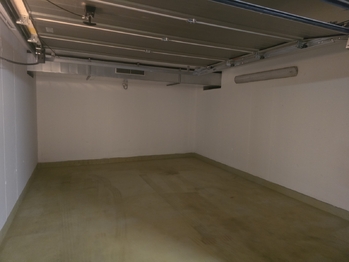 garážové stání - Prodej bytu 1+1 v osobním vlastnictví 55 m², Praha 9 - Vysočany