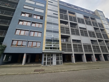 pohled na dům - Prodej bytu 1+1 v osobním vlastnictví 55 m², Praha 9 - Vysočany