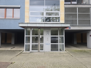 pohled na vstup do domu - Prodej bytu 1+1 v osobním vlastnictví 55 m², Praha 9 - Vysočany