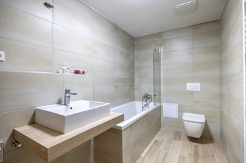 Koupelna s vanou a toaletou - Pronájem bytu 2+kk v osobním vlastnictví 46 m², Slaný