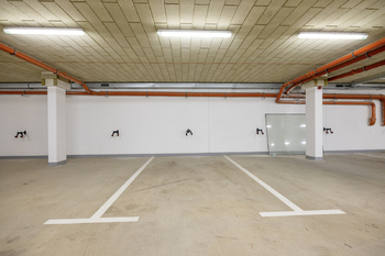 Garážové stání - Pronájem bytu 2+kk v osobním vlastnictví 46 m², Slaný