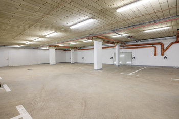 Garážové stání - Pronájem bytu 2+kk v osobním vlastnictví 46 m², Slaný