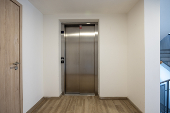 Výtah do garáže - Pronájem bytu 2+kk v osobním vlastnictví 46 m², Slaný