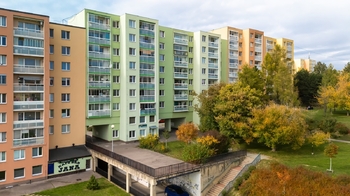 Prodej bytu 2+kk s prostornou zasklenou lodžií, 49 m², Mikuláškovo náměstí, Brno–Starý Lískovec - Prodej bytu 2+kk v osobním vlastnictví 49 m², Brno