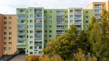 Prodej bytu 2+kk s prostornou zasklenou lodžií, 49 m², Mikuláškovo náměstí, Brno–Starý Lískovec - Prodej bytu 2+kk v osobním vlastnictví 49 m², Brno