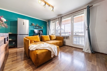 Prodej bytu 2+kk s prostornou zasklenou lodžií, 49 m², Mikuláškovo náměstí, Brno–Starý Lískovec - Prodej bytu 2+kk v osobním vlastnictví 49 m², Brno