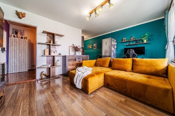 Prodej bytu 2+kk s prostornou zasklenou lodžií, 49 m², Mikuláškovo náměstí, Brno–Starý Lískovec - Prodej bytu 2+kk v osobním vlastnictví 49 m², Brno