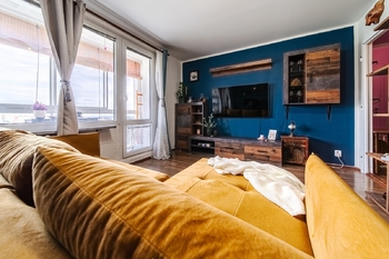 Prodej bytu 2+kk s prostornou zasklenou lodžií, 49 m², Mikuláškovo náměstí, Brno–Starý Lískovec - Prodej bytu 2+kk v osobním vlastnictví 49 m², Brno