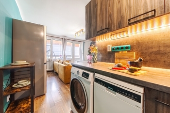 Prodej bytu 2+kk s prostornou zasklenou lodžií, 49 m², Mikuláškovo náměstí, Brno–Starý Lískovec - Prodej bytu 2+kk v osobním vlastnictví 49 m², Brno