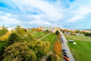 Prodej bytu 2+kk s prostornou zasklenou lodžií, 49 m², Mikuláškovo náměstí, Brno–Starý Lískovec - Prodej bytu 2+kk v osobním vlastnictví 49 m², Brno