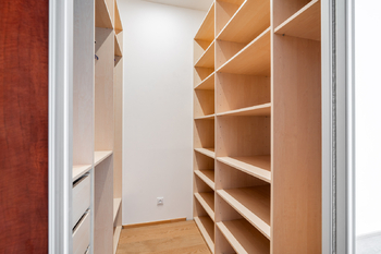 Šatna - Prodej bytu 2+kk v osobním vlastnictví 59 m², Praha 9 - Vysočany