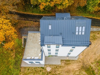 Pohled na dům z dronu - Prodej bytu 2+kk v osobním vlastnictví 67 m², Pernink