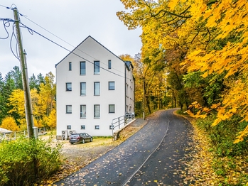 Pohled na dům - Prodej bytu 2+kk v osobním vlastnictví 67 m², Pernink