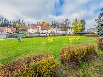 Okolí domu - Prodej bytu 2+kk v osobním vlastnictví 67 m², Pernink