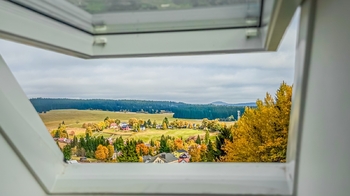 Pohled ze střešního okna - Prodej bytu 2+kk v osobním vlastnictví 67 m², Pernink