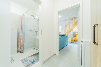 Koupelna s chodbou - Prodej bytu 2+kk v osobním vlastnictví 67 m², Pernink