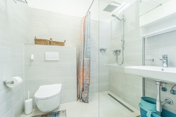 Koupelna - Prodej bytu 2+kk v osobním vlastnictví 67 m², Pernink
