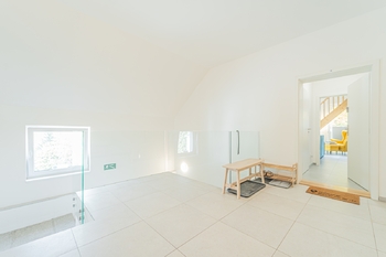 Chodba před vstupními dvěřmi - Prodej bytu 2+kk v osobním vlastnictví 67 m², Pernink