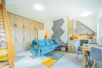 Obývací pokoj s kuchyní - Prodej bytu 2+kk v osobním vlastnictví 67 m², Pernink 