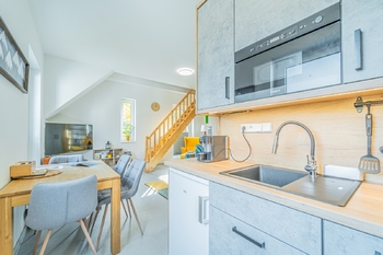 Kuchyně s obývacím pokojem - Prodej bytu 2+kk v osobním vlastnictví 67 m², Pernink