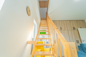 Schody do prvního patra - Prodej bytu 2+kk v osobním vlastnictví 67 m², Pernink